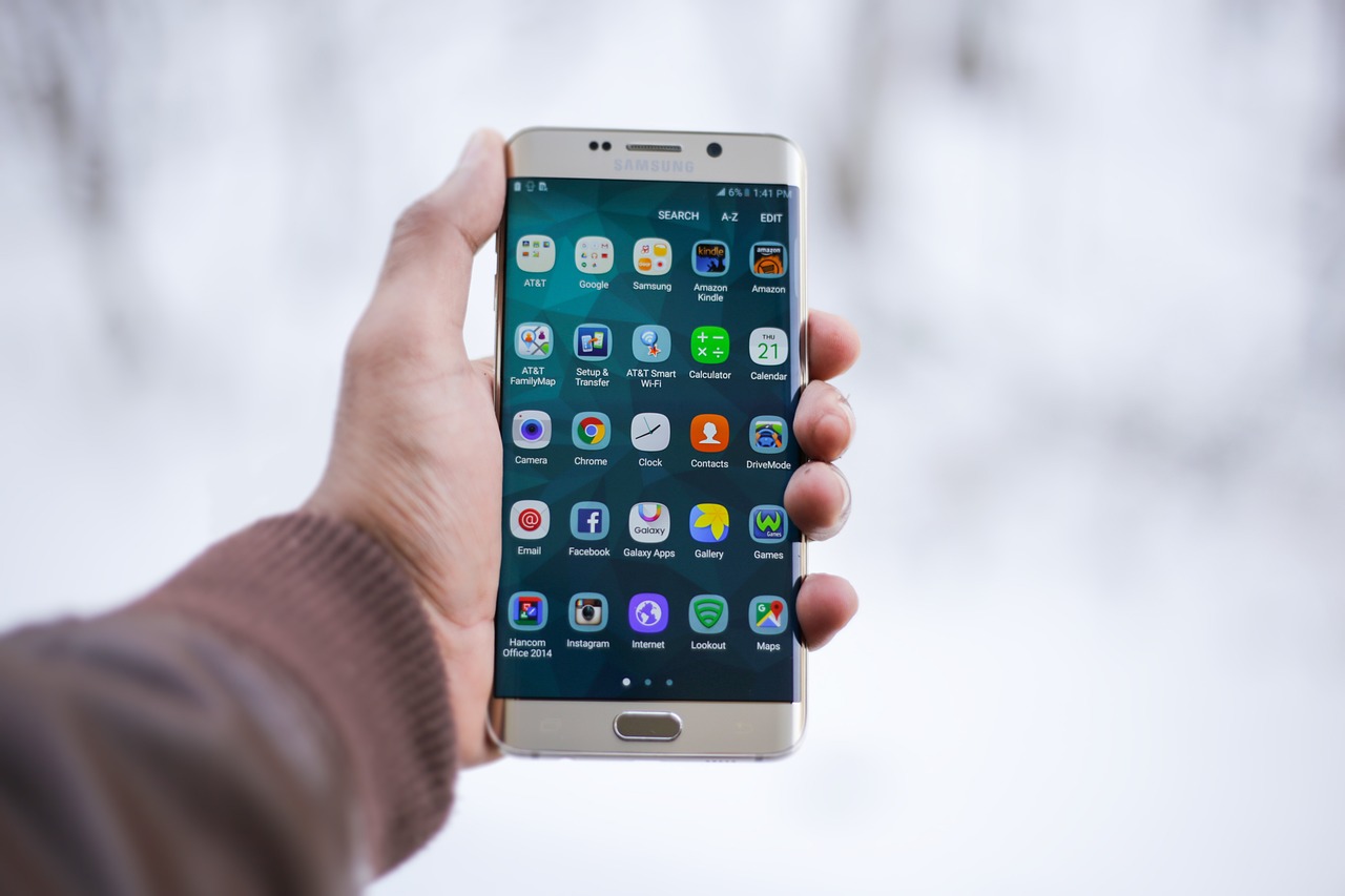 samsung smartphone hand holding 1283938